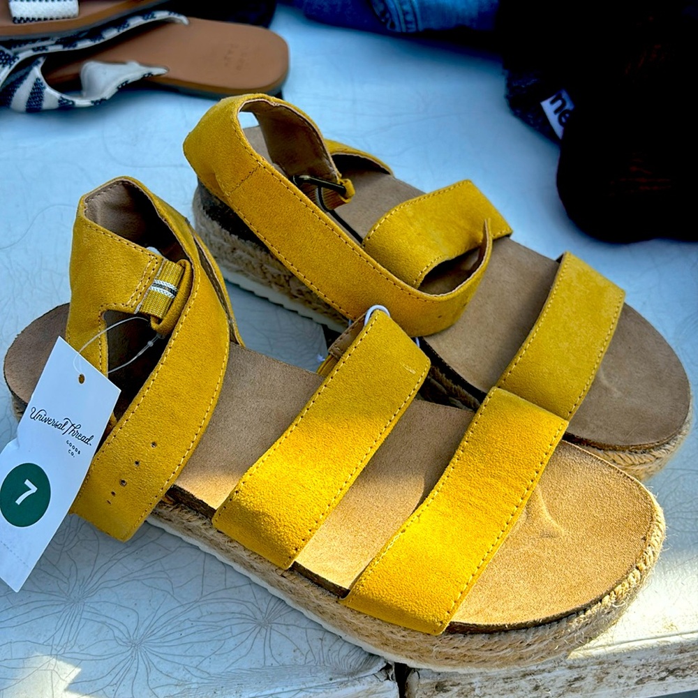Universal Thread Sandals Size 7